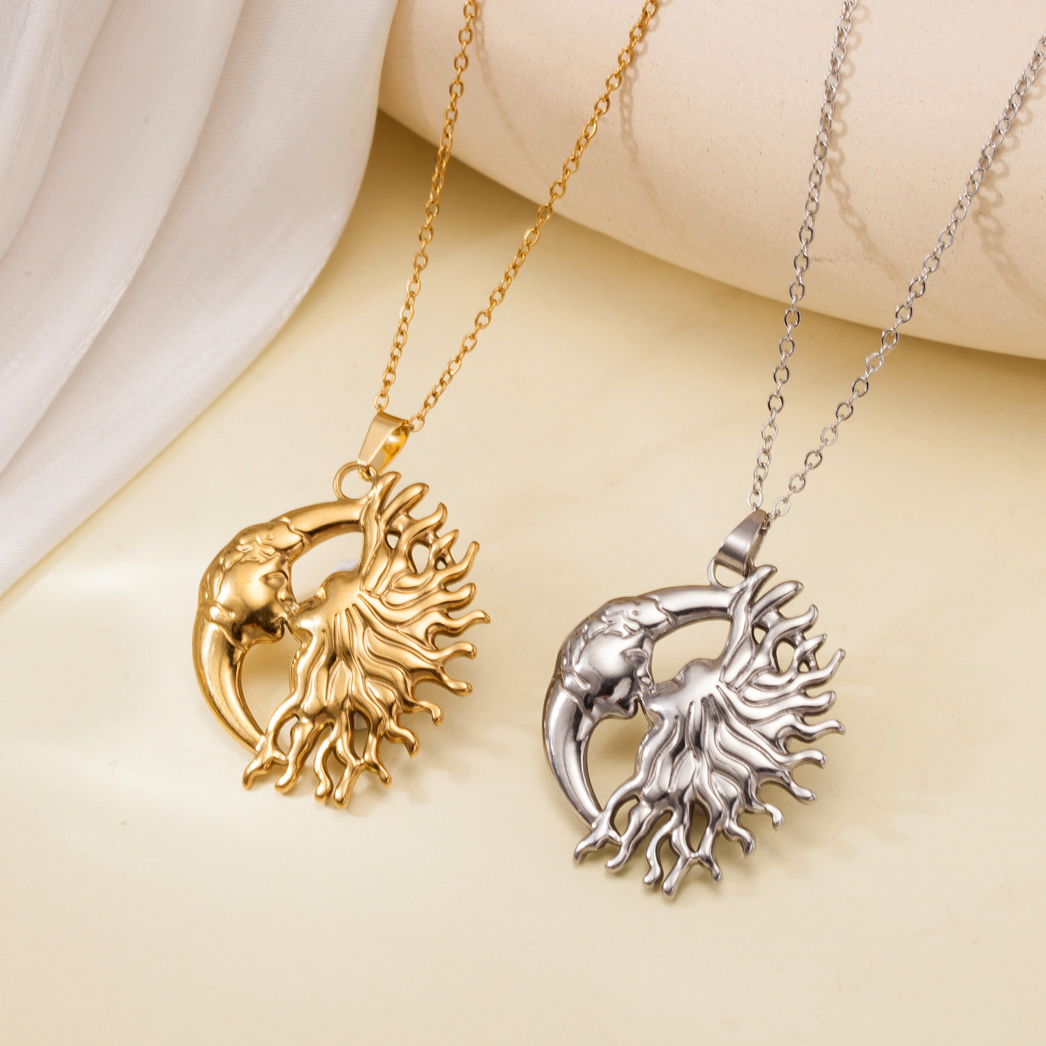 Sun and Moon Neckalce for Coup - Vintage Fashion Look 评论和价格