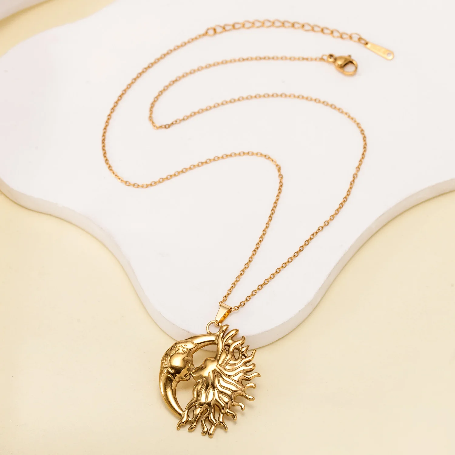 Sun and Moon Neckalce for Coup - Vintage Fashion Look 评论和价格